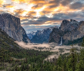 Stany Zjednoczone, Drzewa, Dolina, Chmury, Mgła, Yosemite Valley, Kalifornia, Park Narodowy Yosemite, Góry