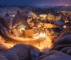 Zima, Kapadocja, Wieczór, Turcja, Park Narodowy Goreme, Skały, Miasto Goreme, Oświetlone, Domy