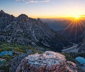 Góry, Jeziora, Włochy, Szlak, Poranek, Wschód słońca, Dolomity, Słonce, Skały, Szczyt Monte Paterno, Paternkofel