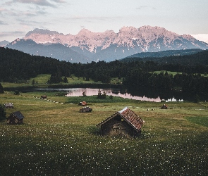 Chmury, Miejscowość Krun, Góry Karwendel, Szopy, Zachód słońca, Niemcy, Jezioro Geroldsee, Bawaria, Domy, Lasy, Drzewa