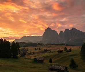 Drewniane, Domy, Góry, Val Gardena, Zachód słońca, Włochy, Dolomity, Chmury, Drzewa, Płaskowyż Seiser Alm, Dolina