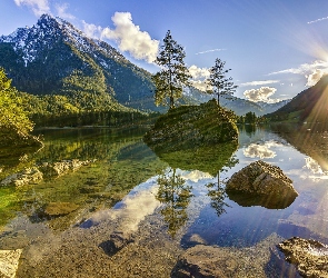 Wysepka, Kamienie, Niemcy, Jezioro, Lasy, Promienie słoneczne, Bawaria, Drzewa, Hintersee Lake, Góry, Alpy Bawarskie