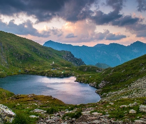 Hiszpania, Zachód słońca, Chmury, Kantabria, Picos de Europa Mountains, Góry, Kamienie, Mech, Jezioro, Trawa