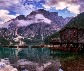 Lago di Braies, Tyrol, Włochy, Jezioro, Pragser Wildsee, Dolomity, Łódki, Góry, Drewniany, Dom, Pomost, Chmury