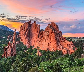 Skały, Garden of the Gods, Zachód słońca, Formacje skalne, Kolorado, Drzewa, Stany Zjednoczone, Colorado Springs