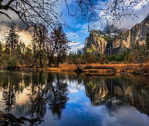 Rzeka, Odbicie, Góry, Drzewa, Kalifornia, Merced River, Stany Zjednoczone, Park Narodowy Yosemite