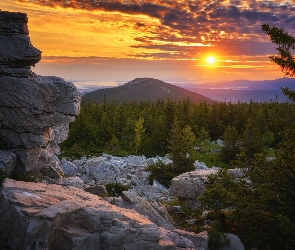 Chmury, Niebo, Skały, Zachód słońca, Drzewa, Góry, Las