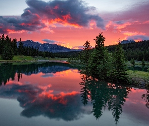 Chmury, Niebo, Góry, Zachód słońca, Park Narodowy Banff, Alberta, Jezioro, Las, Kanada, Drzewa