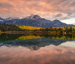 Kanada, Drzewa, Jesień, Odbicie, Góry, Patricia Lake, Prowincja Alberta, Park Narodowy Jasper, Jezioro