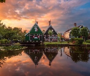 Holandia, Zachód słońca, Drzewa, Domy, Skansen Zaanse Schans, Rzeka Zaan