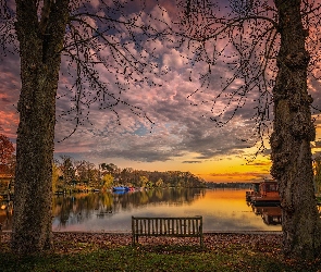 Ławki, Drzewa, Zachód słońca, Jezioro