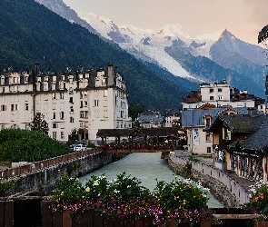 Domy, Muzeum historii lokalnej, Chamonix Mont Blanc, Kanał wodny, Alpy, Francja, Góry