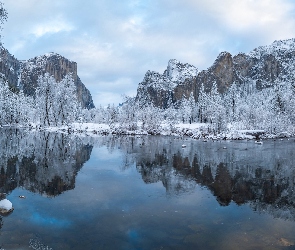 Park Narodowy Yosemite, Drzewa, Merced River, Ośnieżone, Zima, Rzeka, Kalifornia, Stany Zjednoczone, Góry