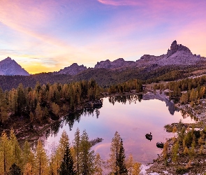 Jezioro, Prowincja Belluno, Drzewa, Włochy, Jesień, Las, Federa Lake, Góry, Dolomity