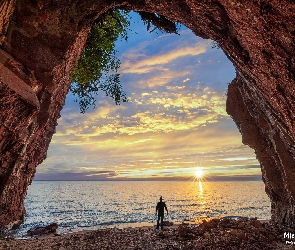 Stany Zjednoczone, Człowiek, Drzewo, Wschód słońca, Gałęzie, Jaskinia, Michigan, Jezioro Superior, Skały