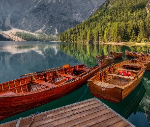 Włochy, Łodzie, Dolomity, Kościół, Pomost, Góry, Jezioro, Pragser Wildsee, Lago di Braies