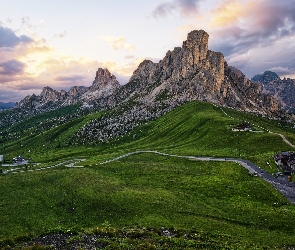 Góry, Prowincja Belluno, Łąka, Włochy, Chmury, Droga, Dolomity, Przełęcz, Passo di Giau