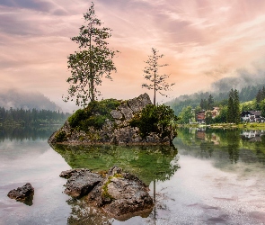 Drzewa, Bawaria, Brzeg, Poranek, Mgła, Skała, Alpy, Kamienie, Góry, Jezioro Hintersee, Domy, Niemcy, Odbicie