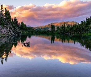 Odbicie, Góra, Jezioro, Drzewa, Zachód słońca, Stany Zjednoczone, Lost Lake, Kolorado, Lasy, Przełęcz Cottonwood, Skały