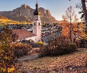 Dolomity, Campanile di Castelrotto, Kościół, Góry, Kastelruth, Prowincja Bolzano, Jesień, Drzewa, Włochy, Domy