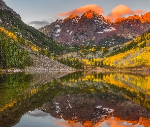 Szczyty Maroon Bells, Jesień, Góry Skaliste, Drzewa, Stan Kolorado, Jezioro Maroon Lake, Stany Zjednoczone, Odbicie