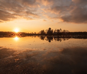 Jezioro, Drzewa, Zachód słońca, Cerkiew, Obwód włodzimierski, Vvedenskoe Lake, Rosja, Promienie słońca