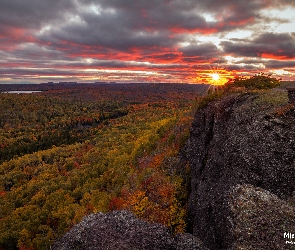 Zachód słońca, Góra Brockwaya, Półwysep Keweenaw, Jezioro Medora, Jesień, Michigan, Lasy, Pożółkłe, Stany Zjednoczone, Drzewa