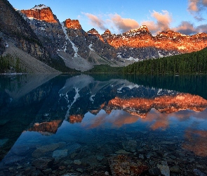 Jezioro, Moraine Lake, Kanada, Rozświetlone, Kamienie, Odbicie, Alberta, Las, Szczyty, Park Narodowy Banff, Góry