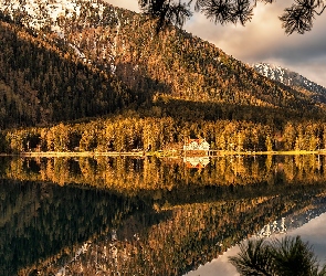 Góry, Odbicie, Włochy, Jesień, Jezioro, Antholzer See, Drzewa, Anterselva Lake, Modrzewie, Dom, Dolomity, Hotel Seehaus