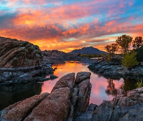 Stany Zjednoczone, Prescott, Zachód słońca, Arizona, Skały, Granitowe, Granite Dells, Rzeka, Góry, Drzewa