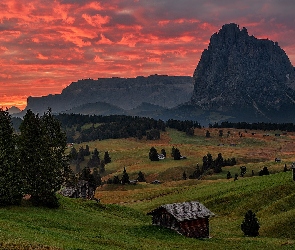 Włochy, Niebo, Czerwone, Płaskowyż Seiser Alm, Dolina, Dolomity, Val Gardena, Domy, Góry, Drzewa