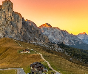 Dolomity, Prowincja Belluno, Góry, Passo di Giau, Domy, Przełęcz, Włochy, Droga