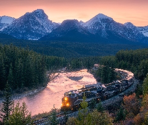 Bow River, Park Narodowy Banff, Góry Skaliste, Lasy, Pociąg, Kanada, Ośnieżone, Alberta, Rzeka, Szczyty, Drzewa