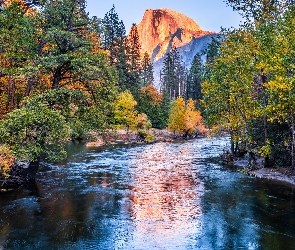 Stany Zjednoczone, Jesień, Las, Kalifornia, Szczyt Half Dome, Góry, Rzeka, Merced River, Park Narodowy Yosemite, Drzewa