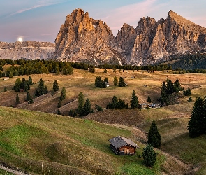 Góry, Domy, Włochy, Dolomity, Sassolungo, Seiser Alm, Val Gardena, Płaskowyż, Drzewa, Księżyc, Dolina, Drewniane