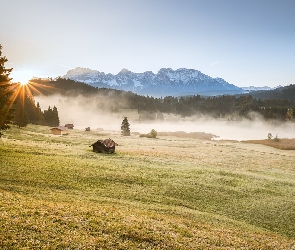 Drzewa, Drewniany, Promienie słońca, Jezioro Geroldsee, Dom, Niemcy, Mgła, Bawaria, Las, Góry Karwendel, Miejscowość Krun
