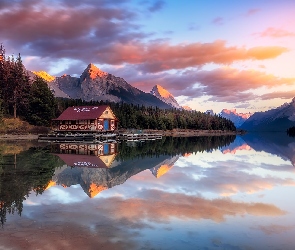 Drzewa, Lasy, Kanada, Maligne Lake, Przystań, Odbicie, Park Narodowy Jasper, Chmury, Góry, Prowincja Alberta, Jezioro