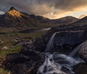 Walia, Ogwen Valley, Dolina, Hrabstwo Gwynedd, Jezioro Ogwen, Szczyt Tryfan, Park Narodowy Snowdonia, Skały, Góry, Rzeka