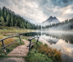 Mostek, Mgła, Jezioro, Las, Chmury, Włochy, Antorno Lake, Prowincja Belluno, Drzewa, Góry Dolomity, Masyw Tre Cime di Lavaredo