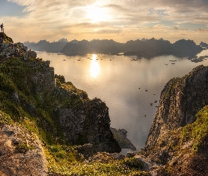 Przebijające światło, Człowiek, Morze Norweskie, Norwegia, Góry, Skały