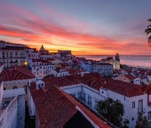 Zachód słońca, Palma, Lizbona, Portugalia, Dzielnica Alfama, Domy