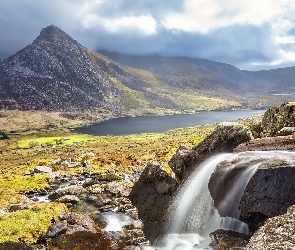 Walia, Ogwen Valley, Dolina, Hrabstwo Gwynedd, Jezioro Ogwen, Szczyt Tryfan, Park Narodowy Snowdonia, Kamienie, Góry, Rzeka