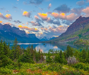Stany Zjednoczone, Kolorowe, Góry, Chmury, Niebo, Drzewa, Stan Montana, Park Narodowy Glacier, Jezioro