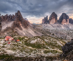 Góry, Chmury, Auronzo, Włochy, Kaplica, Schronisko, Tre Cime di Lavaredo, Dolomity, Dom