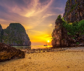 Tajlandia, Zachód słońca, Roślinność, Prowincja Krabi, Wyspa Ko Phi Phi, Żaglówka, Skały, Plaża, Morze, Brzeg