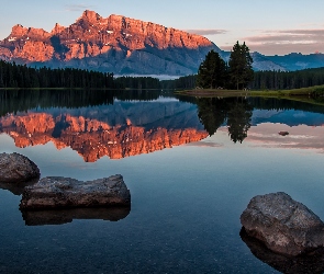 Kanada, Park Narodowy Banff, Kamienie, Prowincja Alberta, Jezioro, Mount Rundle, Two Jack Lake, Drzewa, Góry, Odbicie