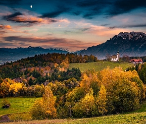 Niemcy, Las, Dom, Alpy, Bawaria, Kościół, Berchtesgaden, Jesień, Góry, Wzgórze, Wieczór, Drzewa, Księżyc, Polana, Niebo, Chmury