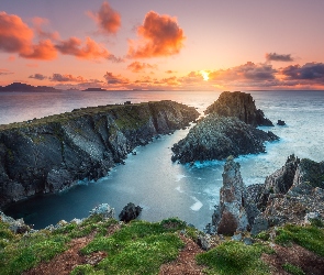 Hrabstwo Donegal, Kamienie, Zachód słońca, Irlandia, Przylądek, Wybrzeże, Morze, Malin Head, Niebo, Trawa, Skały, Chmury