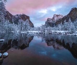 Odbicie, Zima, Sierra Nevada, Drzewa, Park Narodowy Yosemite, Kalifornia, Rzeka, Merced River, Stany Zjednoczone, Góry