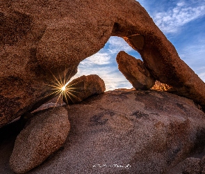 Stan Kalifornia, Park Narodowy Joshua Tree, Formacja Arch Rock, Stany Zjednoczone, Promienie słońca, Skały, Niebo